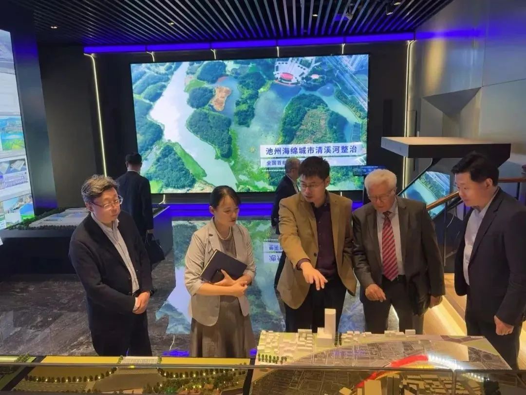 多曼教授攜汩鴻環(huán)保，與上?？萍嘉瘜＜已杏懞＞d城市建設(shè)和排水系統(tǒng)優(yōu)化建設(shè)新路徑(圖3)